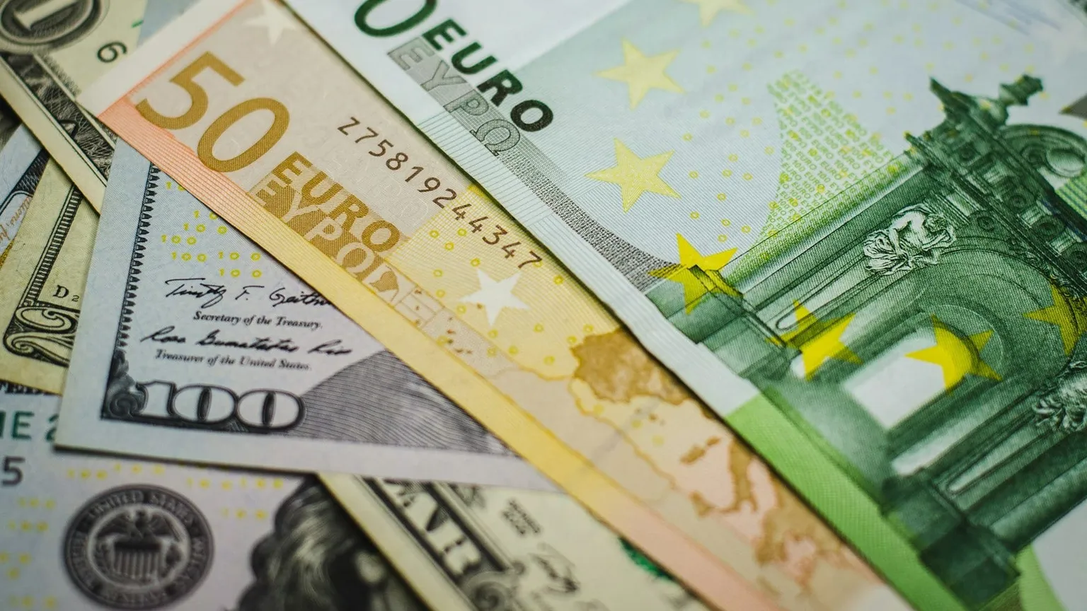 Евро пробил отметку в 101 сом, доллар стабилен: курс валют в Бишкеке на 2 апреля