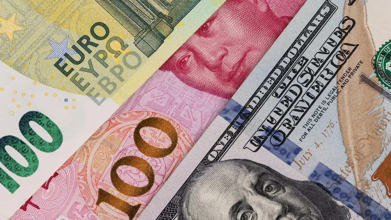 Все основные валюты пошли в рост: курс доллара, евро и рубля в Бишкеке на 4 апреля