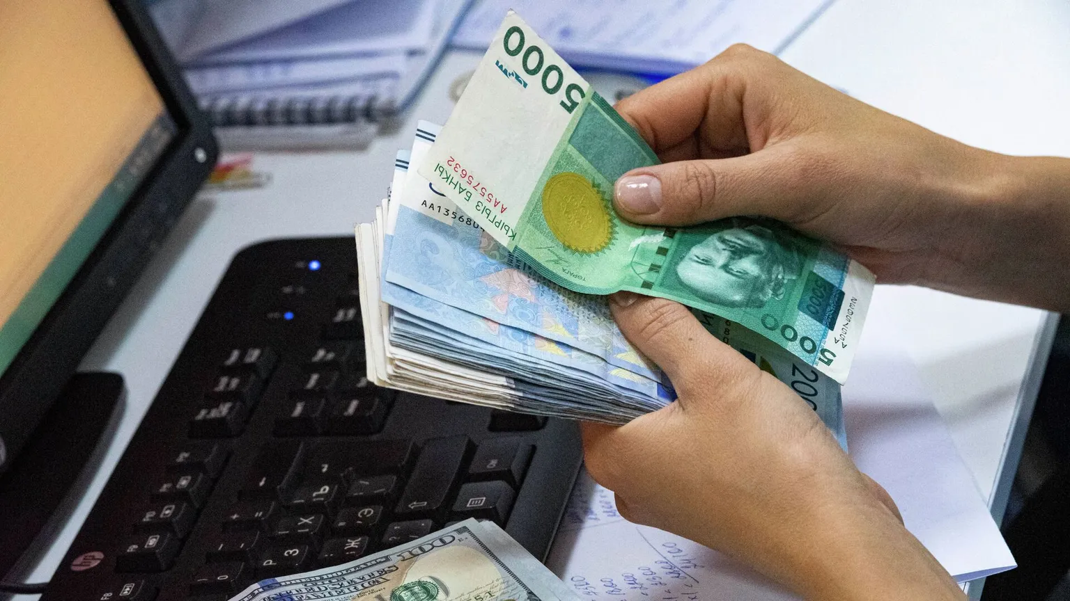 Кредитный бум: за год кыргызстанцы набрали микрозаймов на 86 млрд сомов