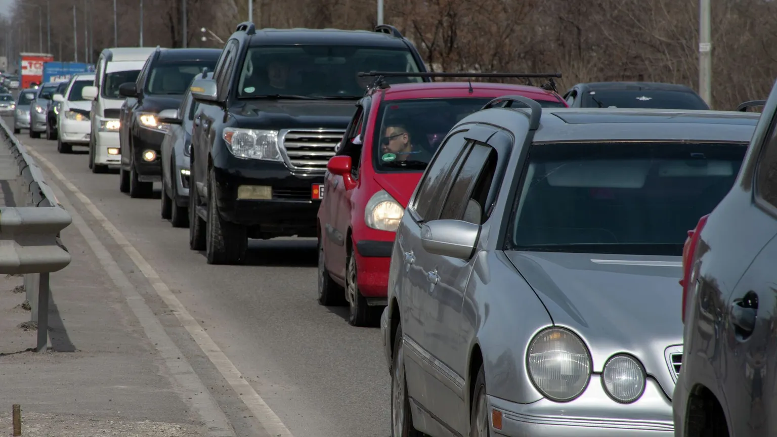 Мэрия Бишкека отказалась от идеи ограничивать движение машин по четным и нечетным номерам