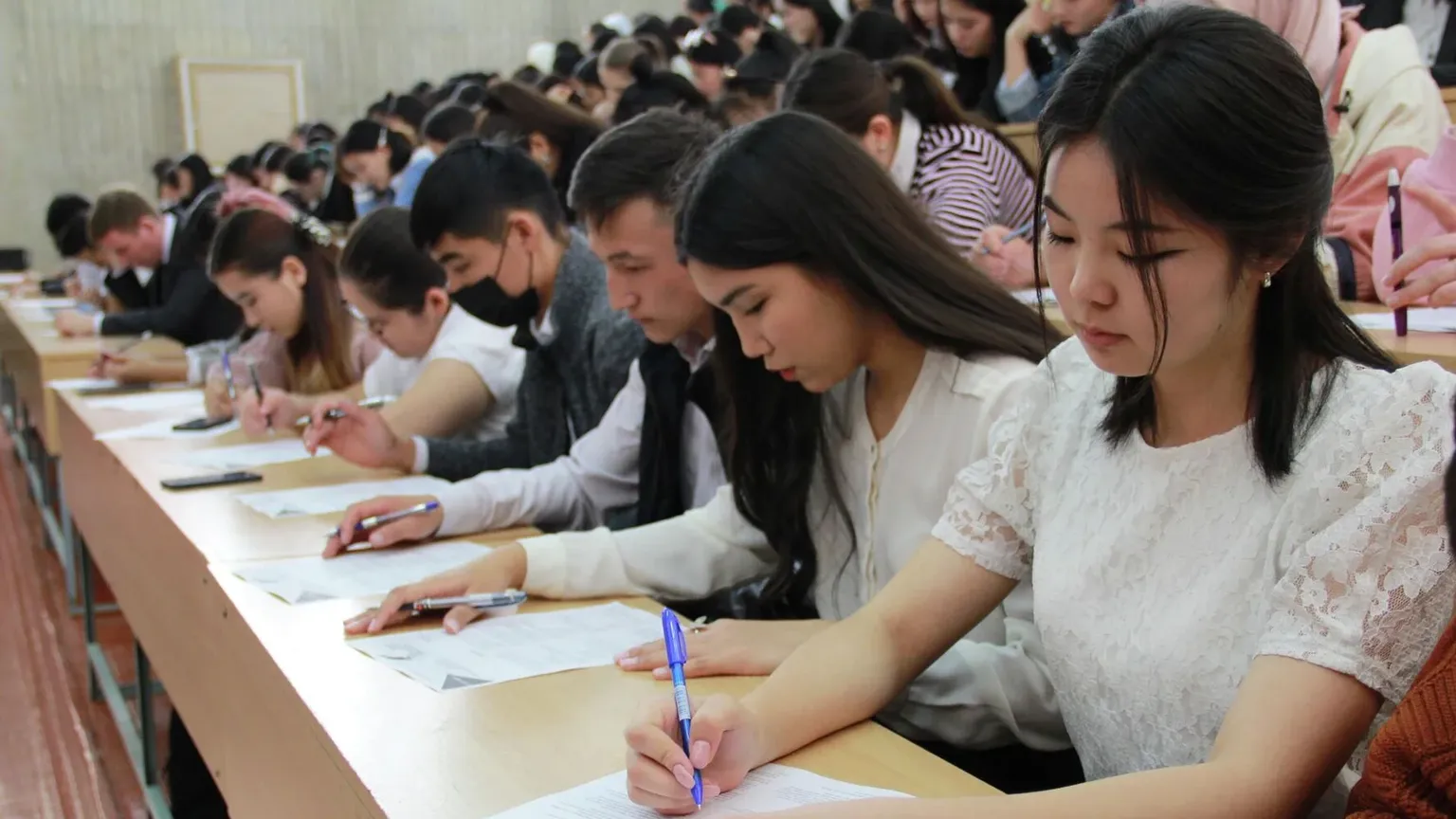 «800 сомов — это ни о чем»: Бекешев предложил повысить стипендии и выдавать льготные кредиты на учебу