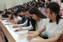 «800 сомов — это ни о чем»: Бекешев предложил повысить стипендии и выдавать льготные кредиты на учебу