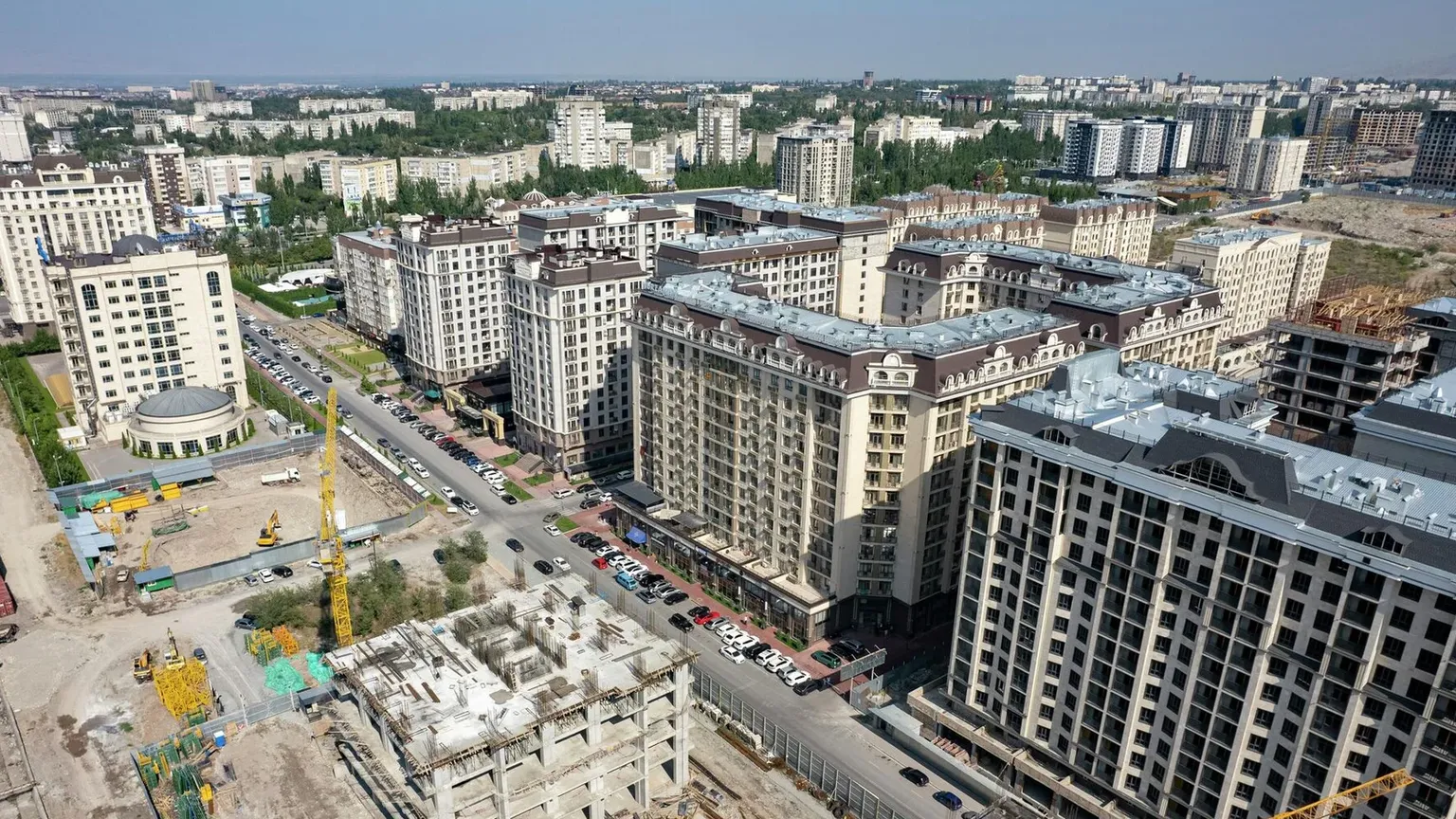 Дома заселены, а техпаспортов нет: кто должен платить налог на имущество в новостройках Бишкека?