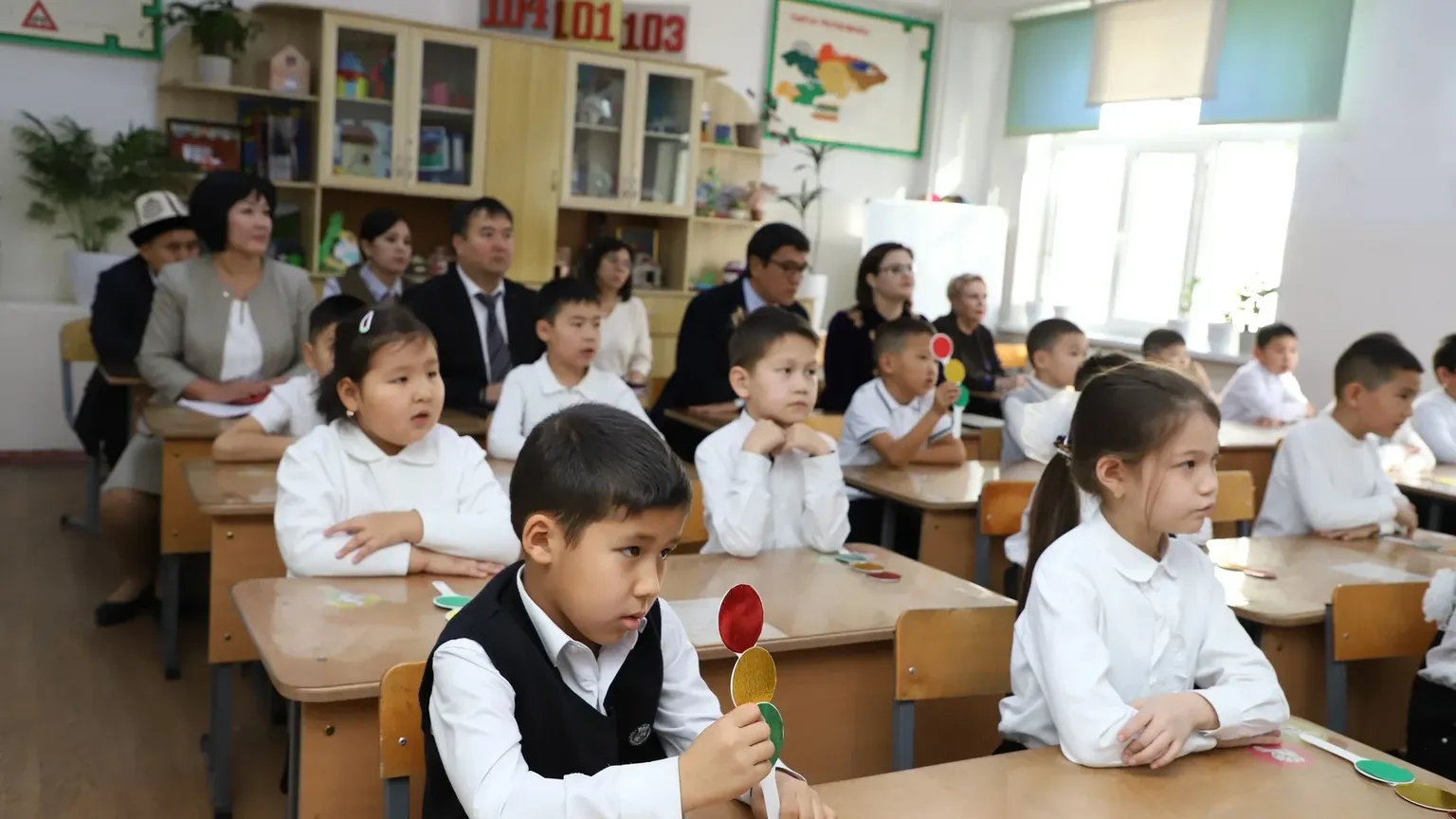 В этом году в КР пойдут в первый класс около 170 тысяч детей: что нужно знать родителям