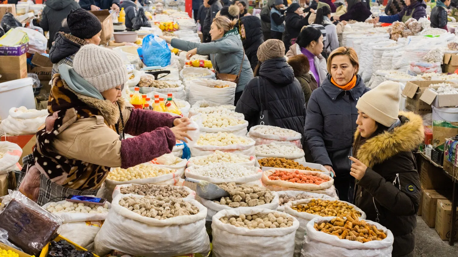 А вам хватит 9 290 сомов? Нацстатком подсчитал стоимость базовой жизни в Кыргызстане