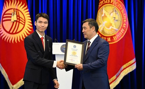 президент Садыр Жапаров вручает "Золотой сертификат"