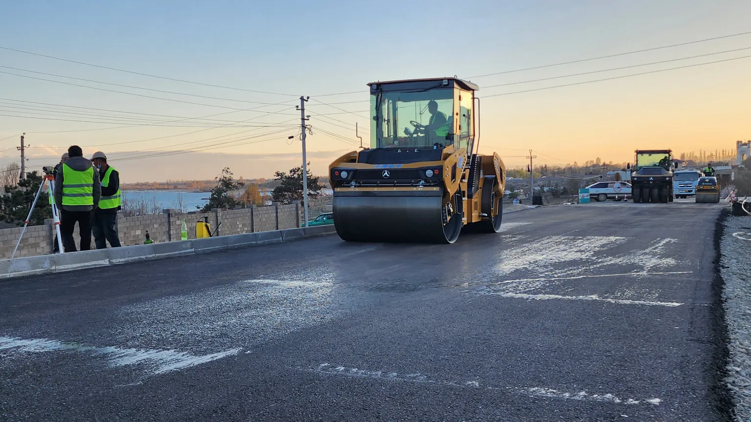 До четырех полос: на Иссык-Куле активно строят дорогу к новому курорту «Ала-Тоо Резорт»