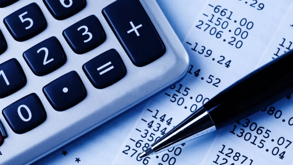 Как будут списывать долги по налогам с банковских карт: объяснение ГНС