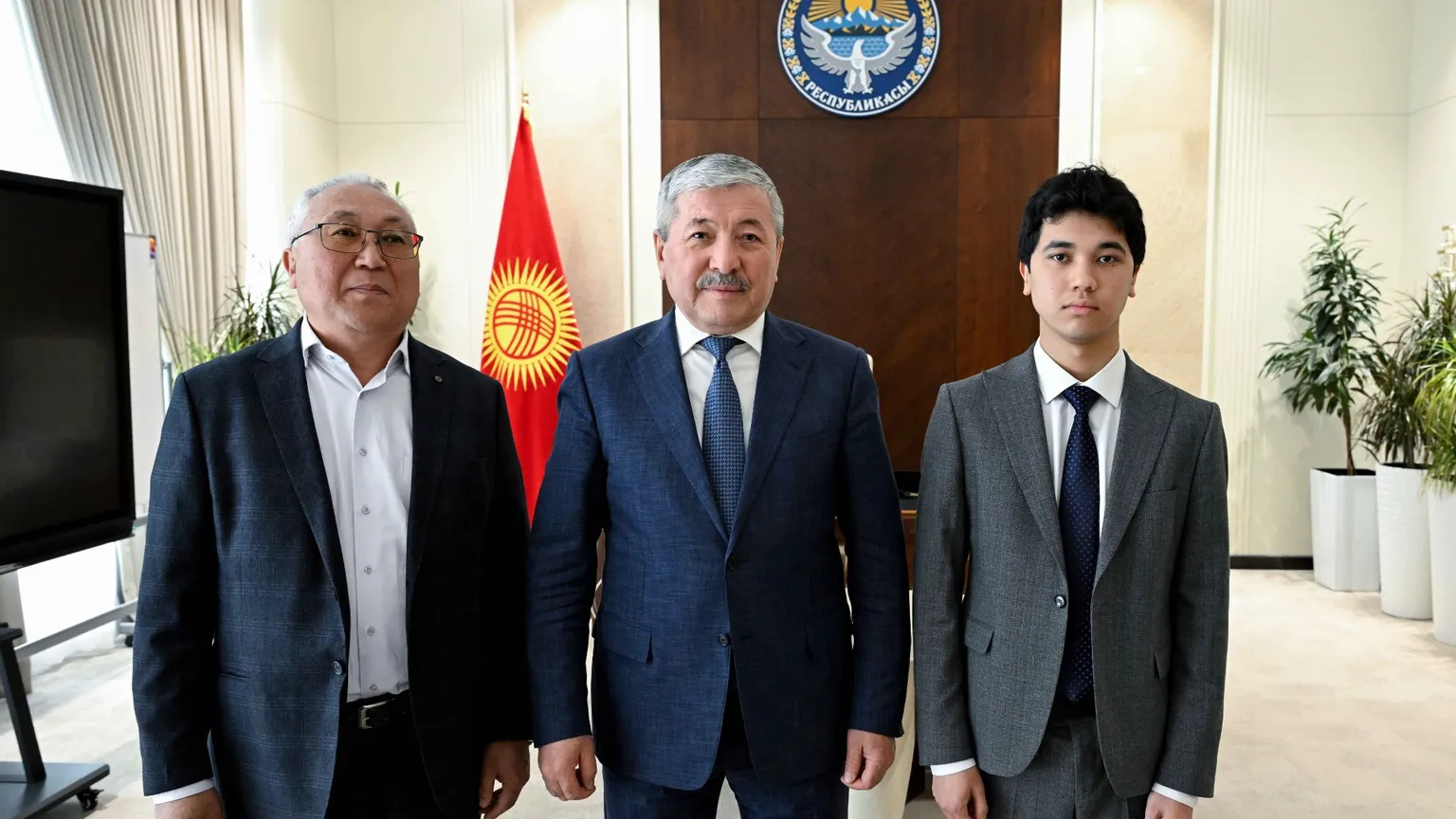 Выиграл $410 тысяч на учебу в Стэнфорде: что известно о талантливом школьнике из Бишкека