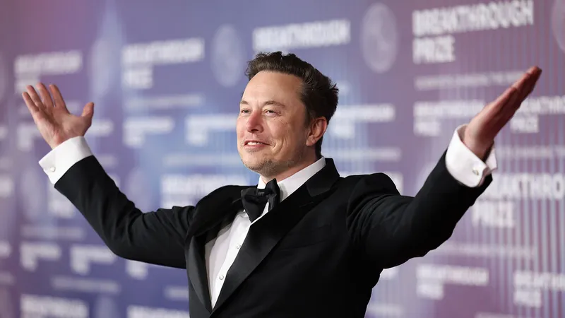 Илон Маск стал первым триллионером в мире после IPO SpaceX