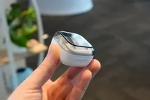 Samsung разрабатывает новые Galaxy Buds с крючками для крепления за ухом