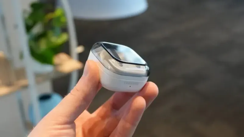 Samsung разрабатывает новые Galaxy Buds с крючками для крепления за ухом