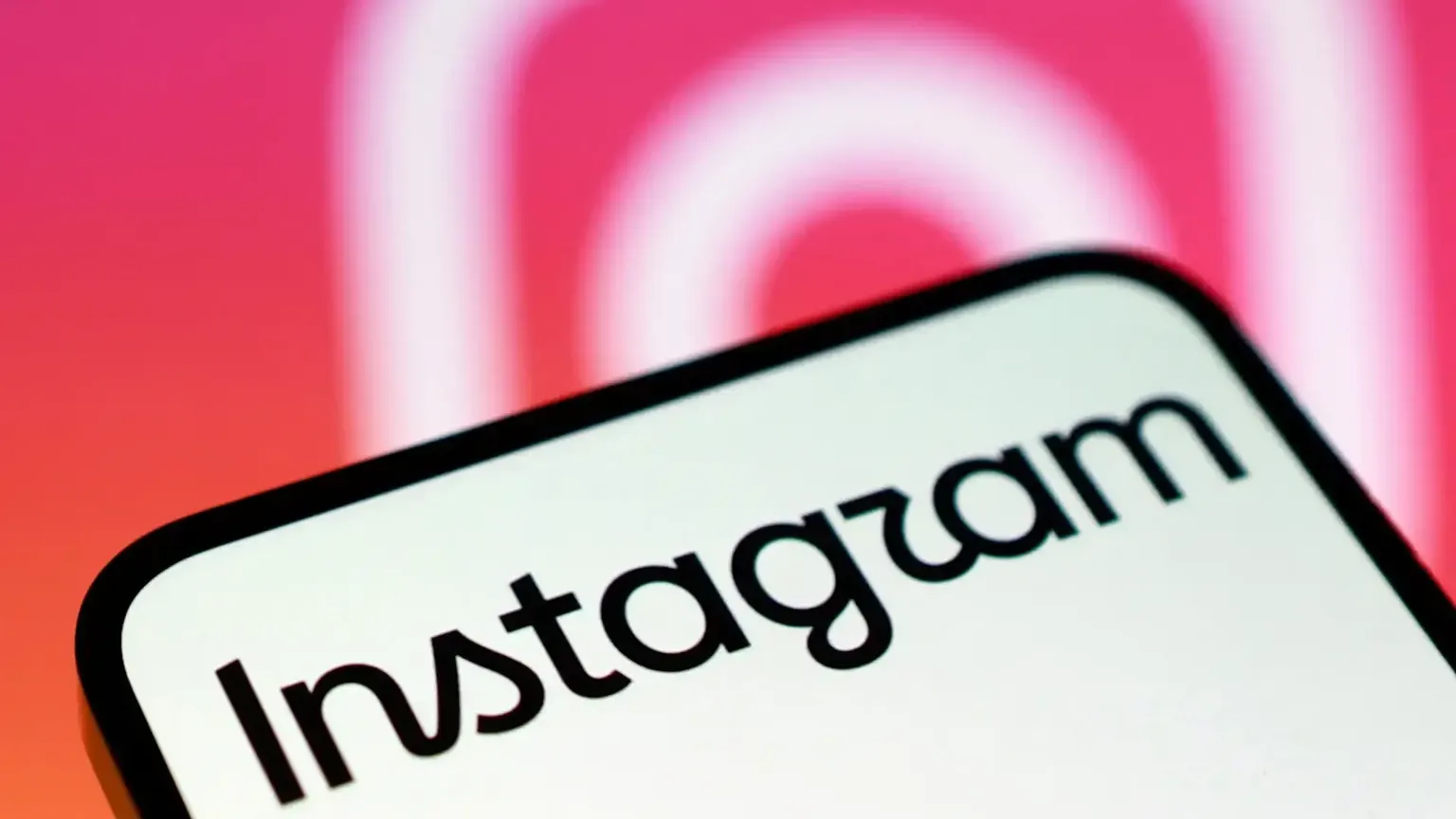 Впервые за десять лет Instagram сменил свой логотип