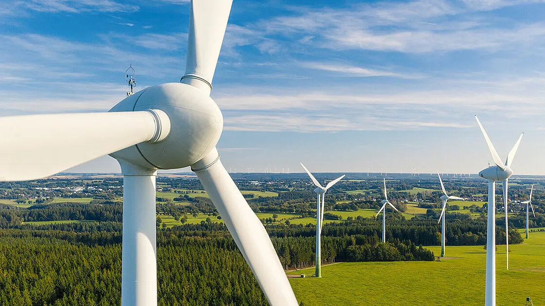 На Иссык-Куле построят новую ЛЭП за 67.7 млн евро для солнечных и ветровых электростанций