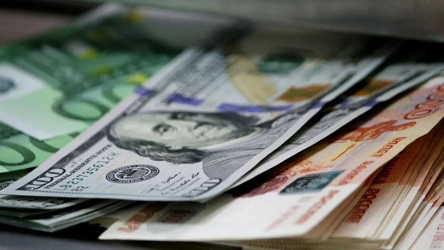 Курс валют в Кыргызстане на 17 апреля: евро и рубль начали снижение, доллар держит позиции