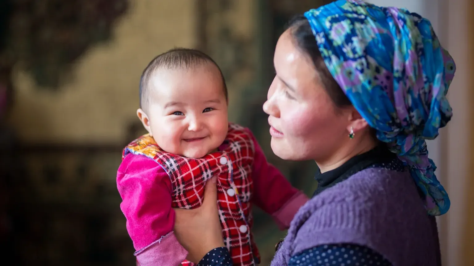 Скидка 50% на обучение в вузах: детям матерей-героинь в Кыргызстане хотят предоставить льготы