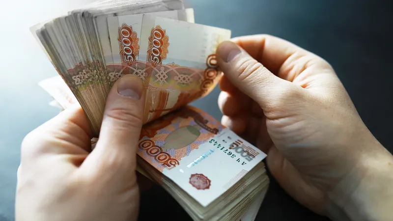 Курсы валют на 4 августа: сом подорожал к рублю, юаню и тенге